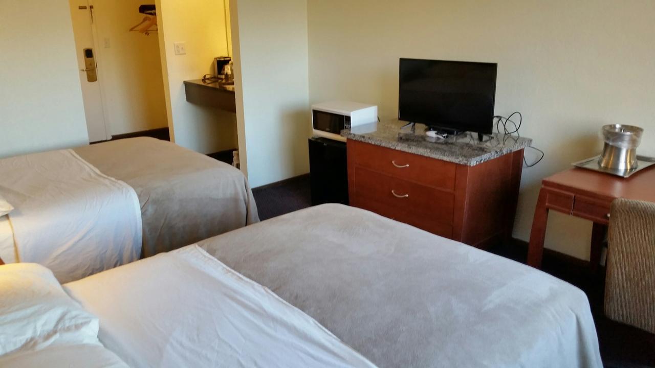 Riverwalk Inn & Suites Fort Atkinson Esterno foto