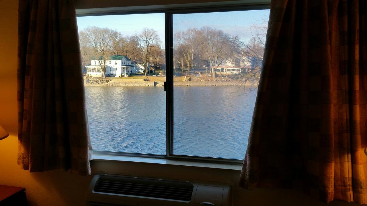 Riverwalk Inn & Suites Fort Atkinson Esterno foto