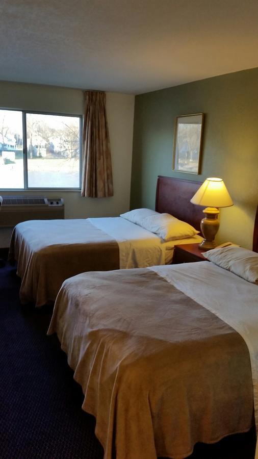 Riverwalk Inn & Suites Fort Atkinson Esterno foto
