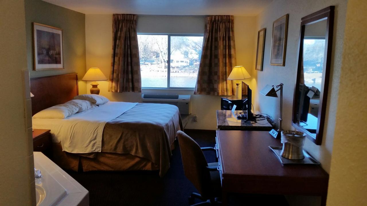 Riverwalk Inn & Suites Fort Atkinson Esterno foto