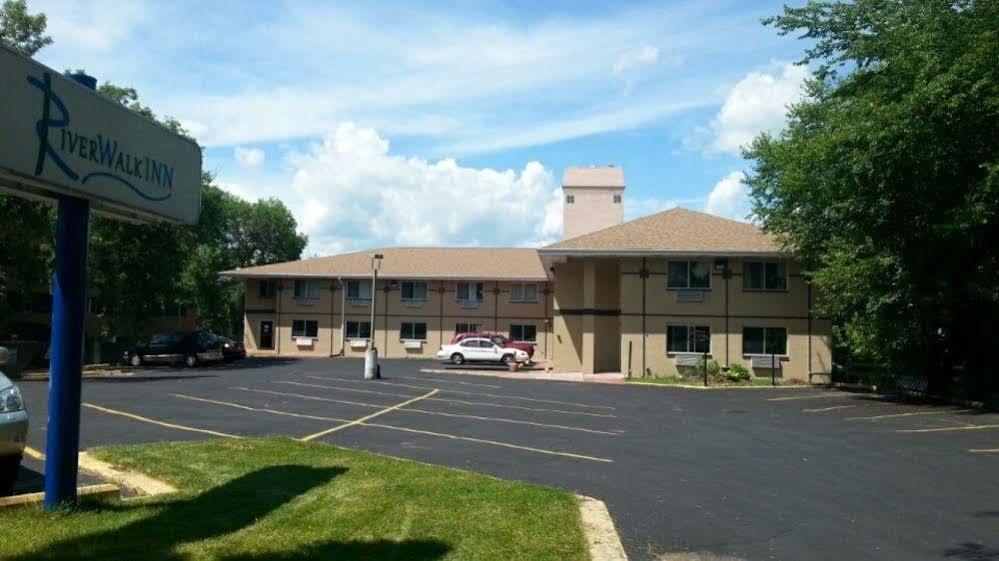 Riverwalk Inn & Suites Fort Atkinson Esterno foto