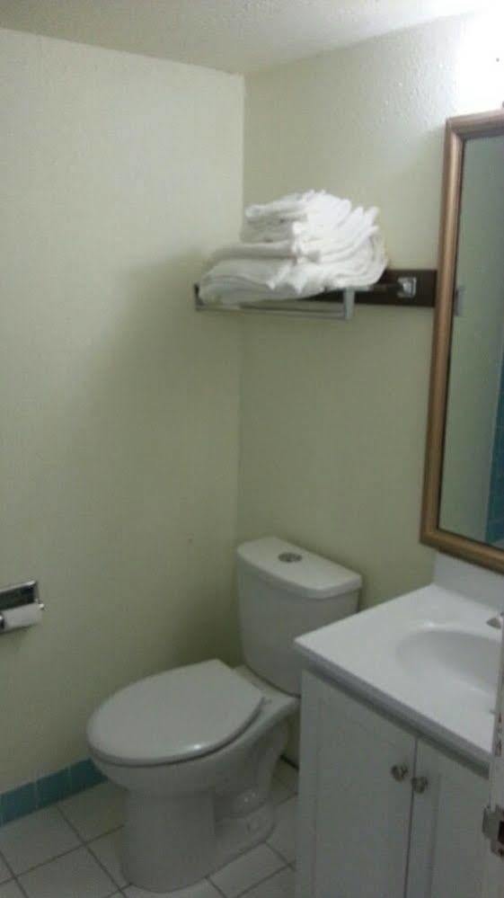 Riverwalk Inn & Suites Fort Atkinson Esterno foto