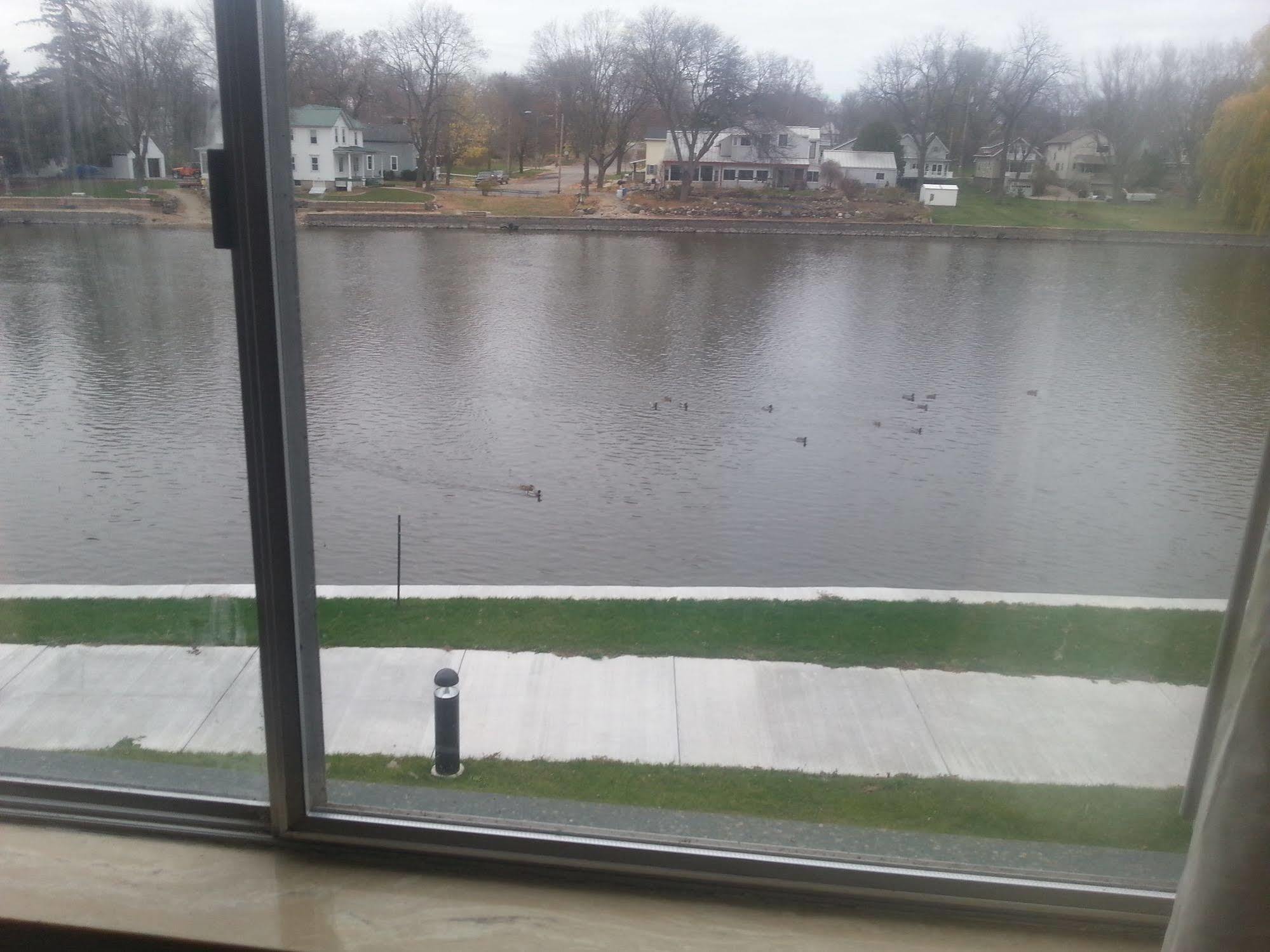 Riverwalk Inn & Suites Fort Atkinson Esterno foto