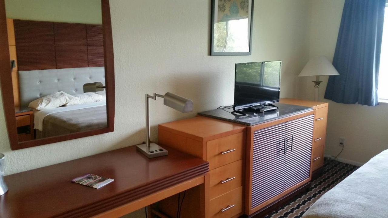 Riverwalk Inn & Suites Fort Atkinson Esterno foto