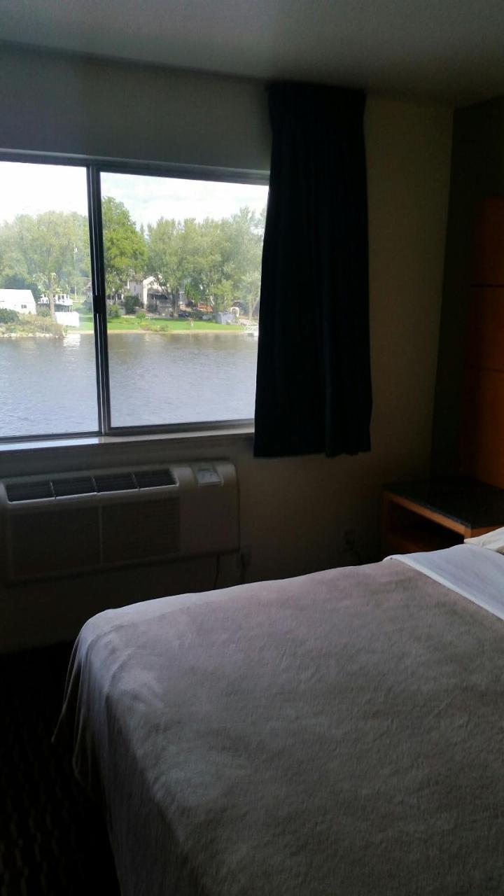 Riverwalk Inn & Suites Fort Atkinson Esterno foto