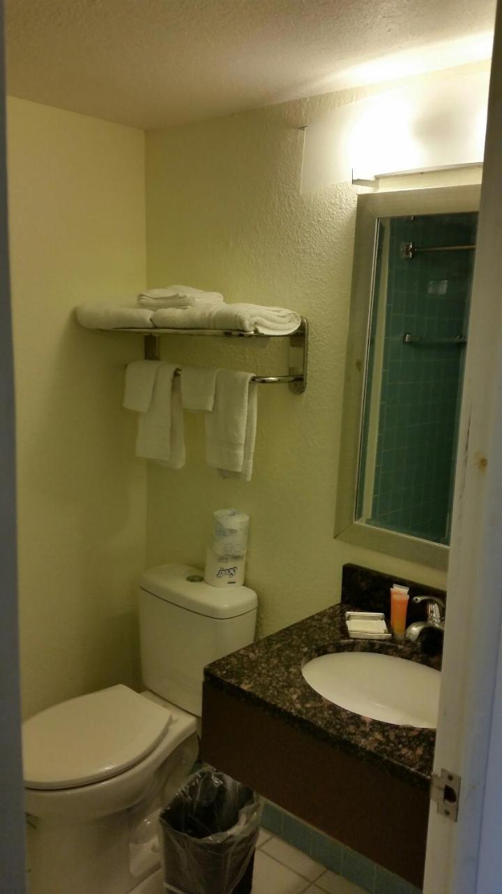 Riverwalk Inn & Suites Fort Atkinson Esterno foto