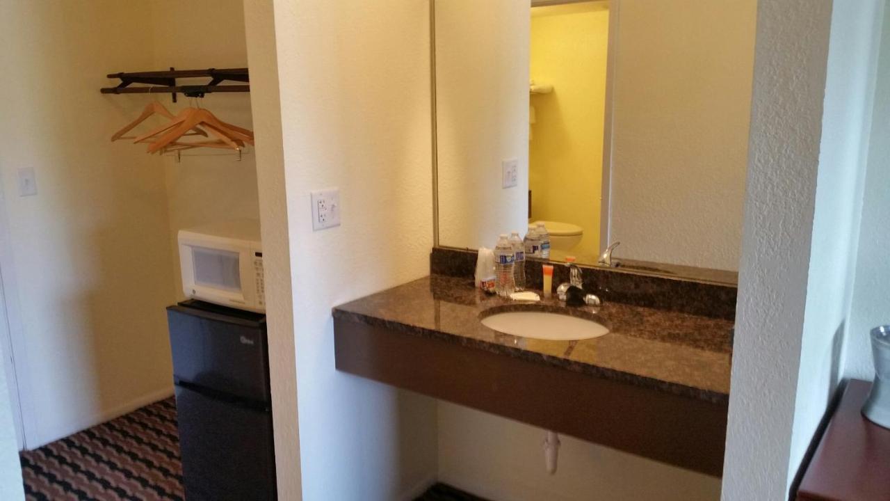 Riverwalk Inn & Suites Fort Atkinson Esterno foto