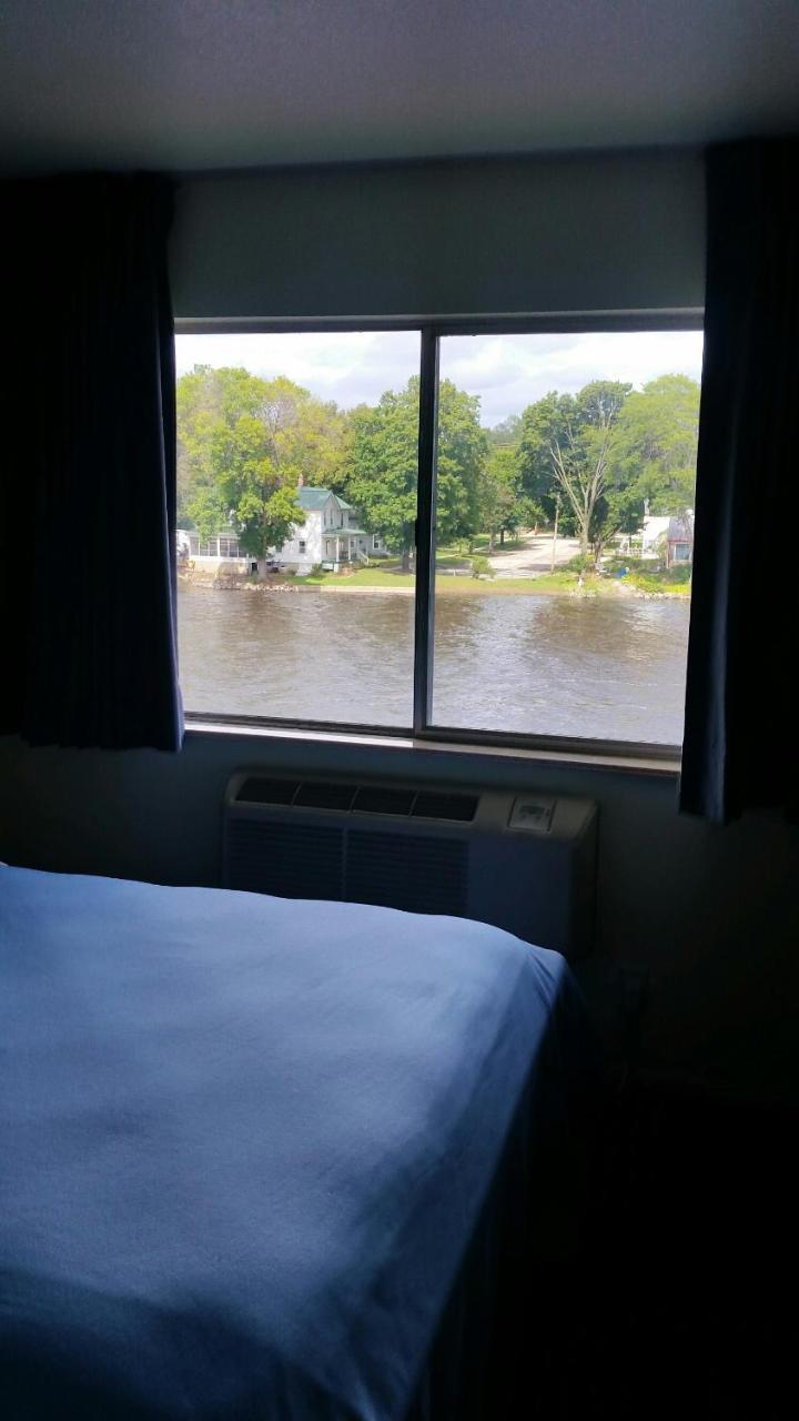 Riverwalk Inn & Suites Fort Atkinson Esterno foto