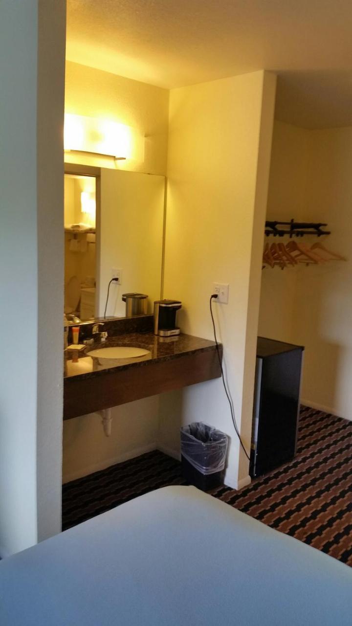 Riverwalk Inn & Suites Fort Atkinson Esterno foto