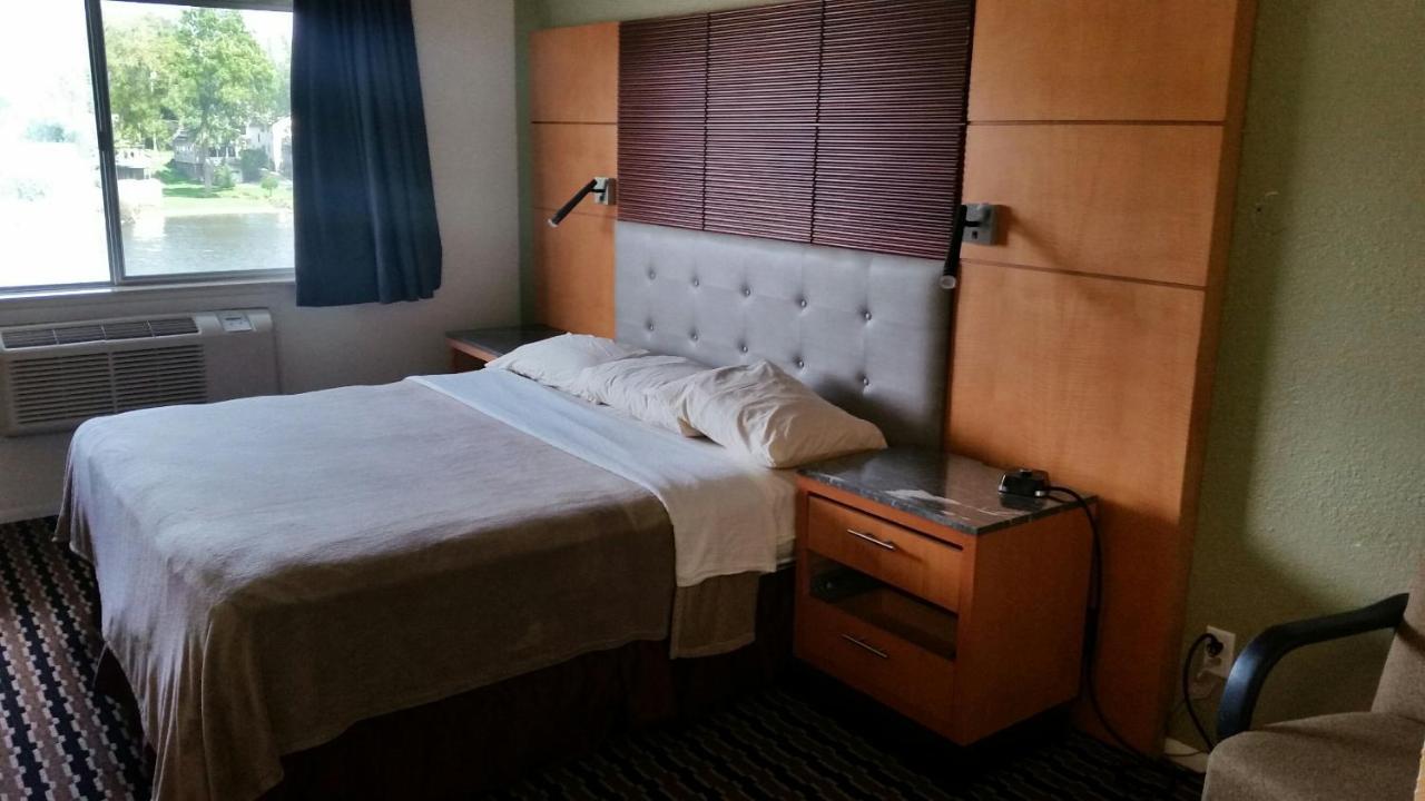 Riverwalk Inn & Suites Fort Atkinson Esterno foto