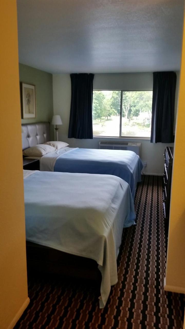 Riverwalk Inn & Suites Fort Atkinson Esterno foto