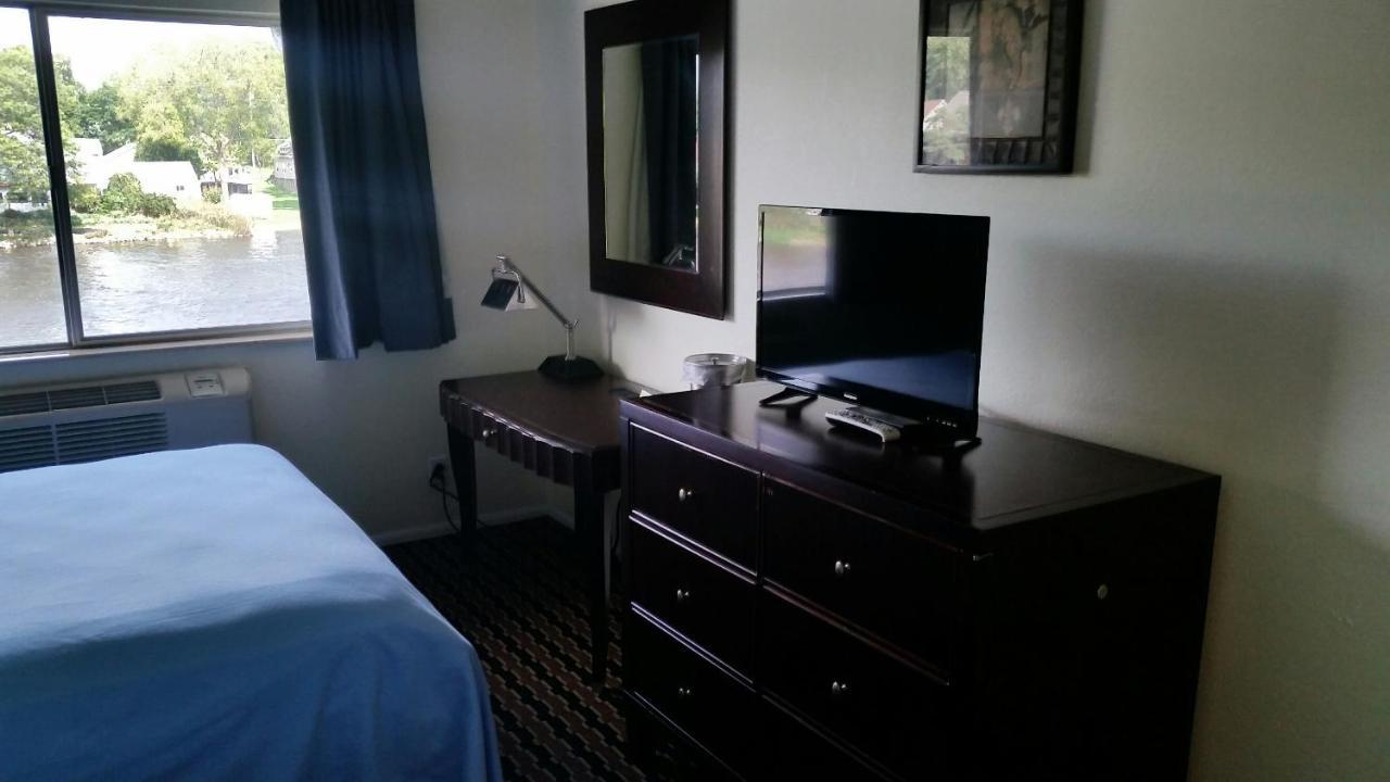 Riverwalk Inn & Suites Fort Atkinson Esterno foto