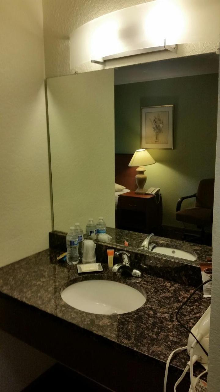 Riverwalk Inn & Suites Fort Atkinson Esterno foto